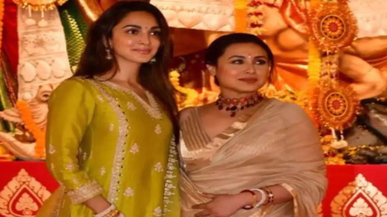 Kiara Advani and Rani Mukerji share and enjoy Bengali bhog at Durga Puja  pandal | Hindi Movie News - Times of India