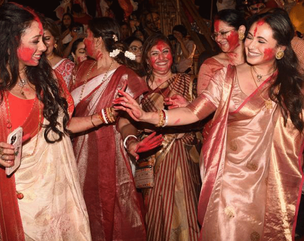 
Rani Mukerji, Rupali Ganguly & Sumona Chakravarti enjoy Sindoor Khela
