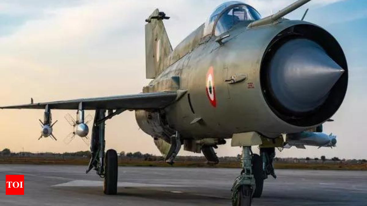 MiG 21: IAF replaces MiG 21 fighter squadron at Uttarlai, re-equipped with  Su-30 MKI | India News - Times of India