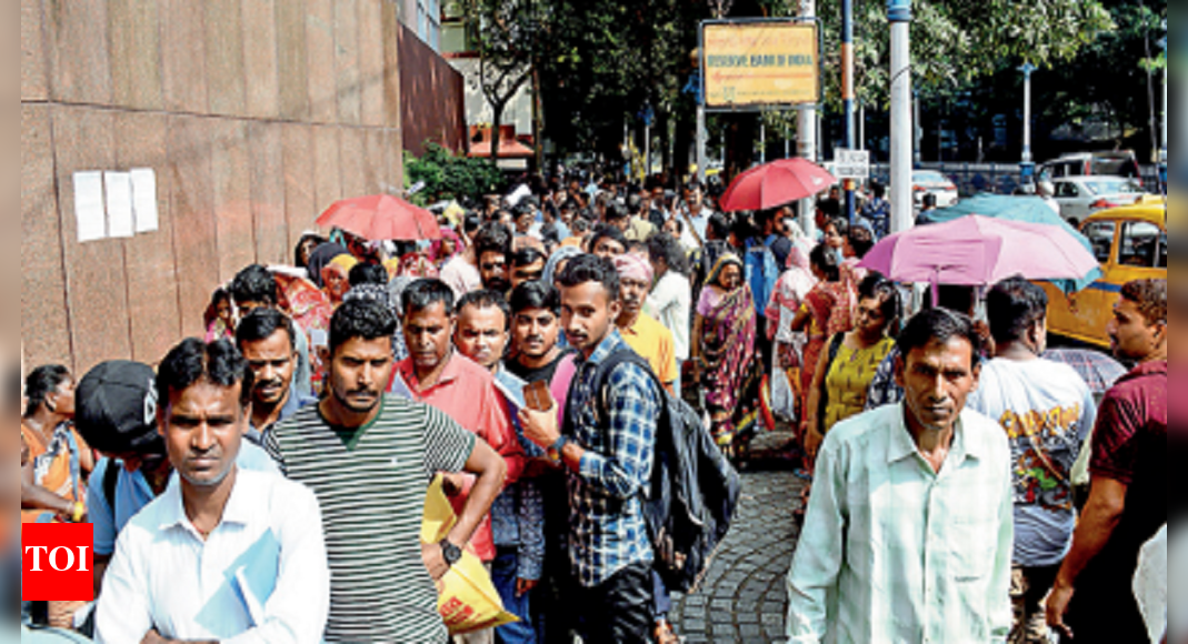 Front: Long Queues Form In Front Of Rbi From 4am To Deposit 2k Notes ...