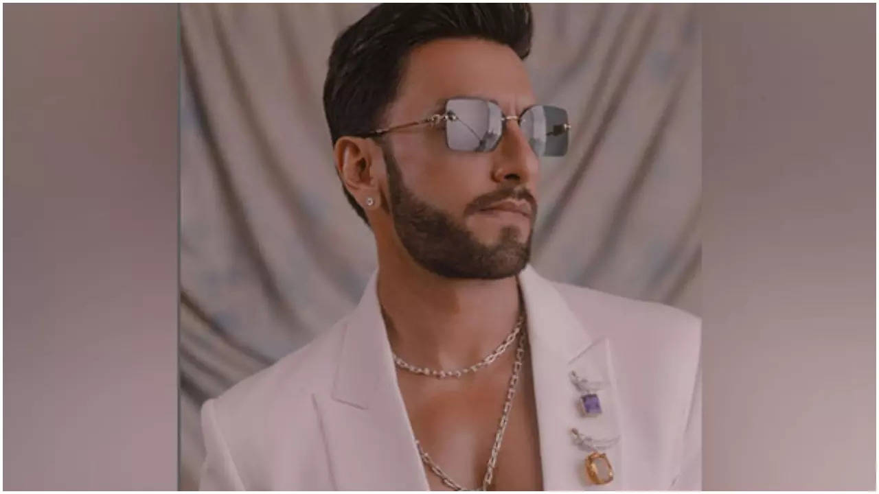 Social Humour: Ranveer Singh's wacky fashion sense has Twitter in splits -  The Times of India