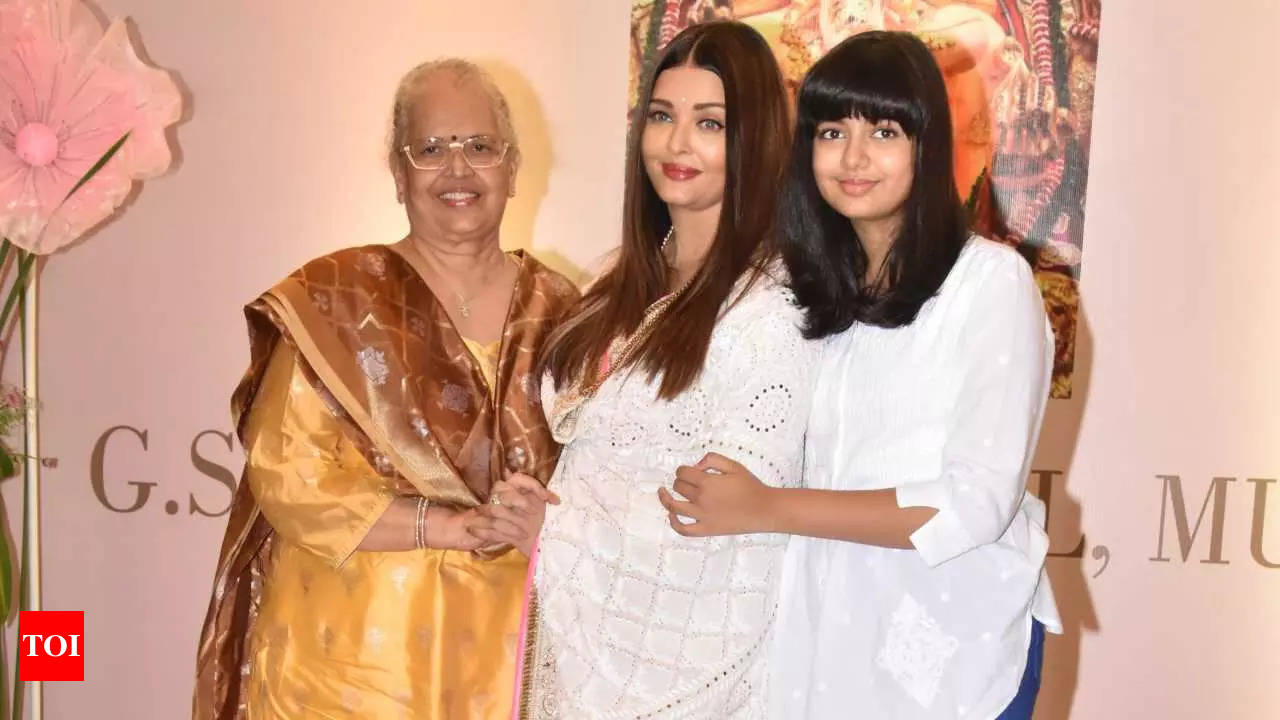 Aaradhya Bachchan leaves Aishwarya Rai Bachchan in shock as she delivers her  first ever speech in public on her mom's 50th birthday | Hindi Movie News -  Times of India