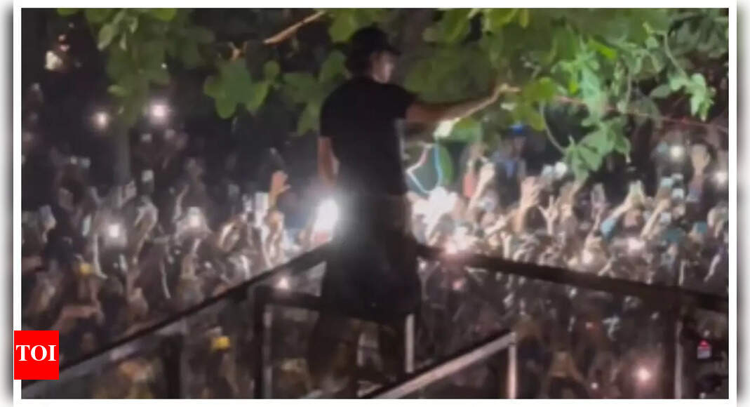 Inside SRK's birthday celebration with fans