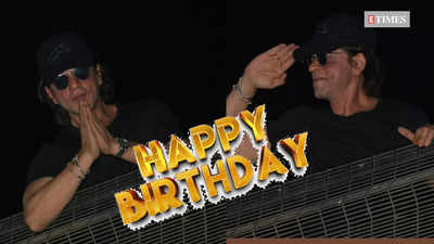Happy Birthday Shah Rukh Khan! SRK turns 58, greets his die-hard fans outside Mannat