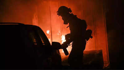 Firefighters make progress battling Southern California wildfire, but homes remain threatened