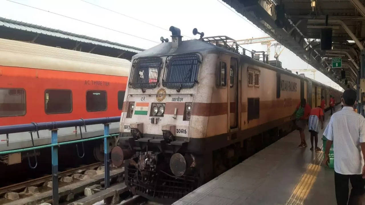 Electric train from store tambaram to egmore