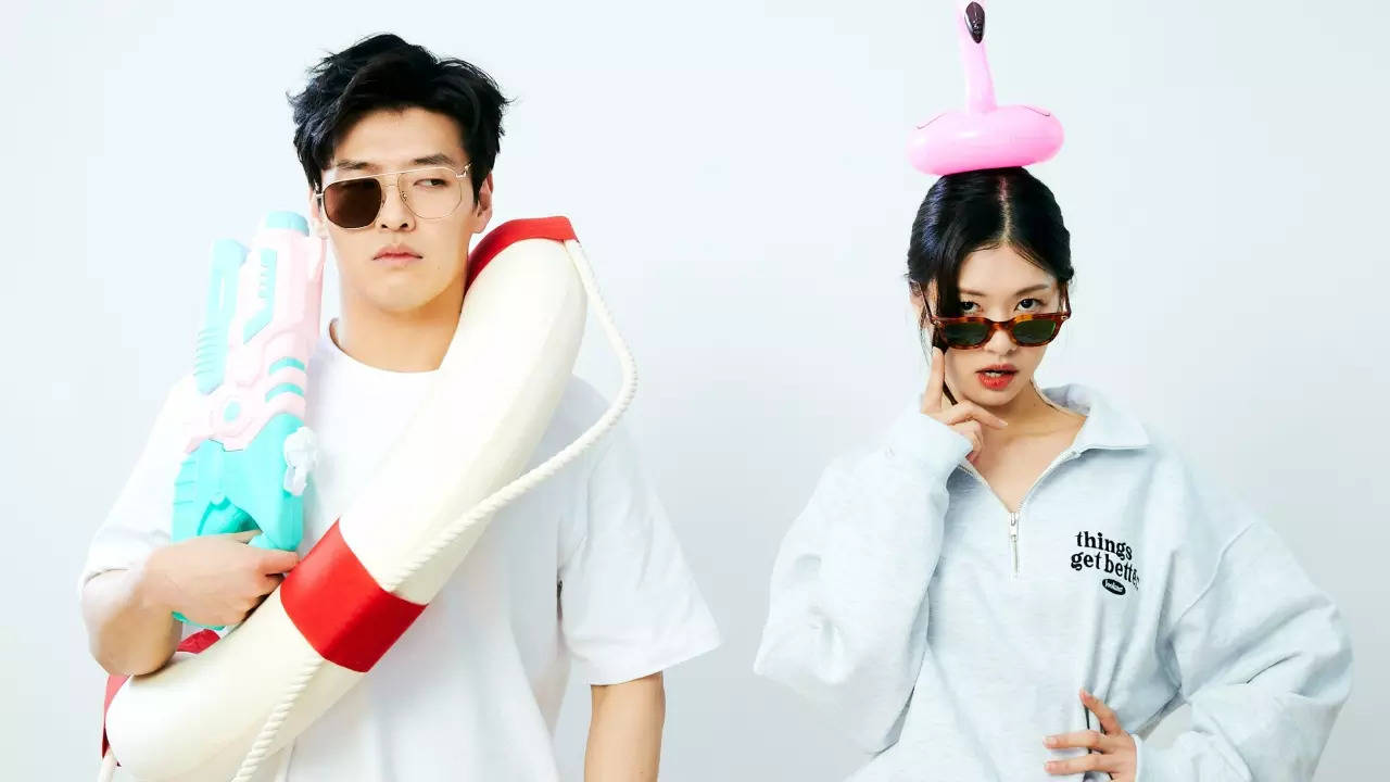 Kang Ha Neul And Jung So Min Pose In Adorable Seasonal Couple