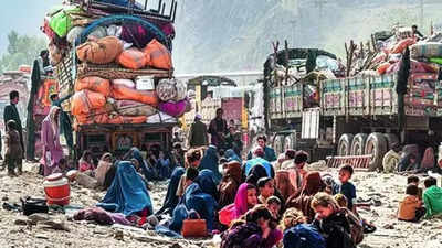 Afghans swamp Pakistan border amid migrant crackdown