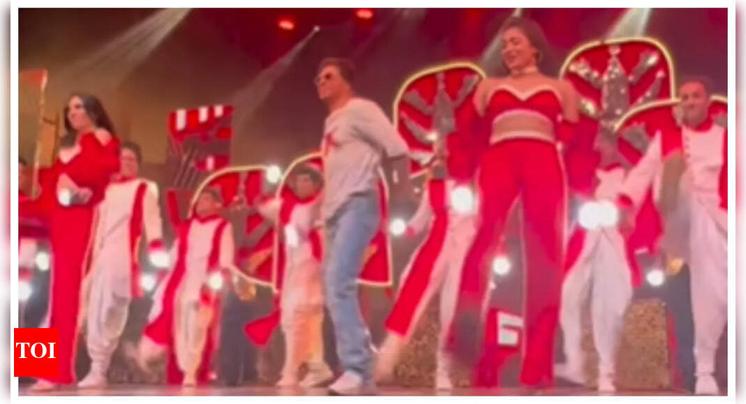 Fans cheer as SRK grooves to Jawan song