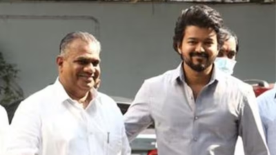 Video: Vijay visited a hospital to meet his general secretary Bussy Anand!
