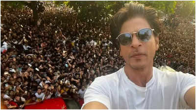 Shah Rukh Khan halts 58th birthday event to honour a fan who passed away recently