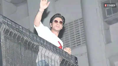 Shah Rukh Khan's birthday celebrations: Mumbai Police share mobile phones of at least seventeen fans get stolen outside Mannat