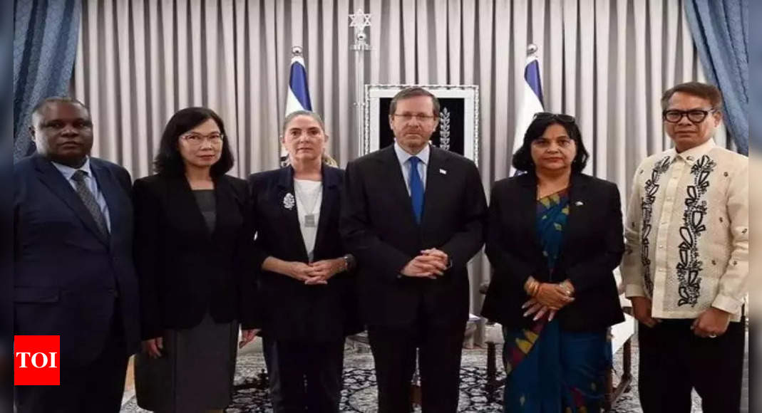 Otages : le président israélien rencontre des envoyés dont les citoyens ont été assassinés et enlevés par le Hamas