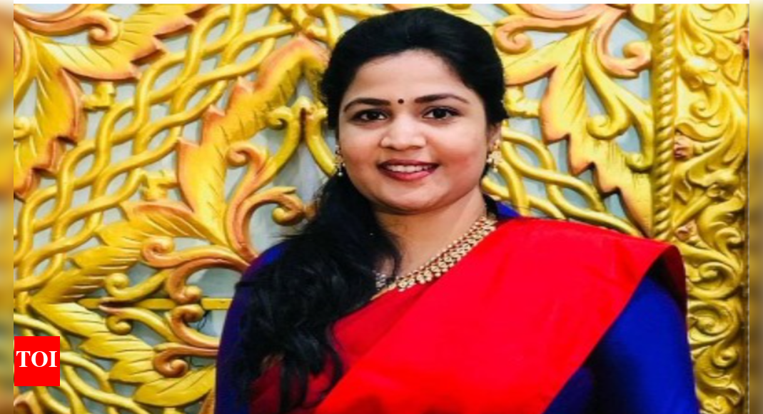 Supporting actress arrested for attacking students travelling on