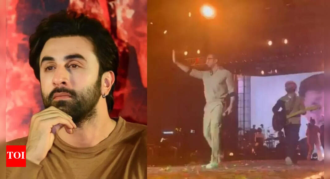 Ranbir dances to Channa Mereya at Arijit's concert