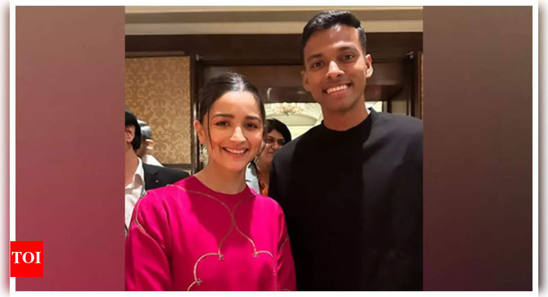 Alia Bhatt flaunts her cute smile as she poses with badminton player Chirag Shetty Hindi Movie