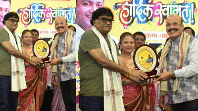 Aai Kuthe Kay Karte's Kishor Mahabole receives an award from veteran actor Ashok Saraf, says, "grateful to be recognized for my hard work"