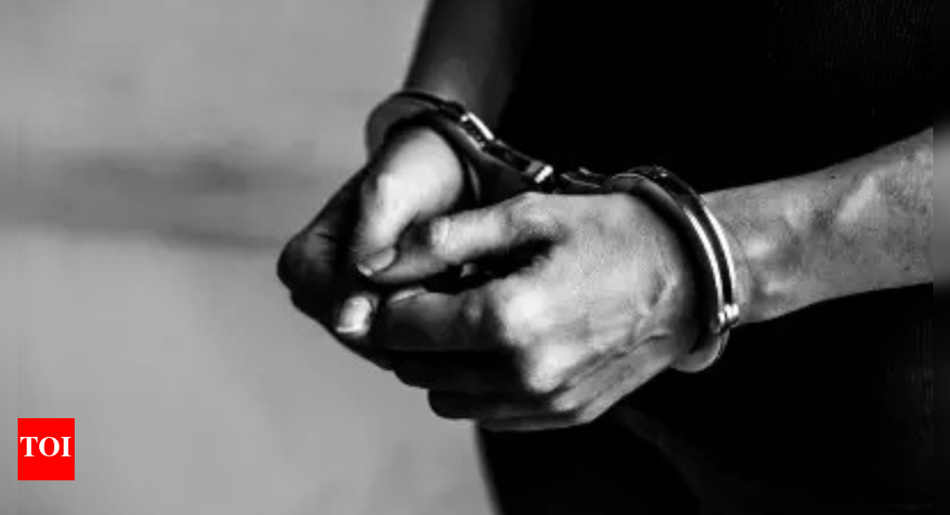 US man decapitates relative, flees with severed head; held