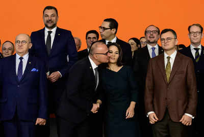 Croatian foreign minister Gordan Grlić-Radman attempted kiss of German peer sparks row