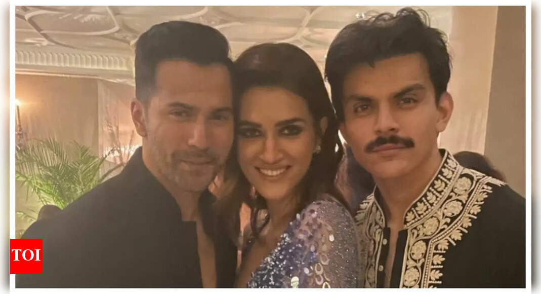 ‘Bhediya’ co-stars Varun Dhawan and Kriti Sanon reunite at Manish Malhotra’s Diwali party – See photo – Times of India