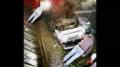 Goods train hits SUV as it plunges 20-ft from bridge & lands on track; Journo, 2 kin killed
