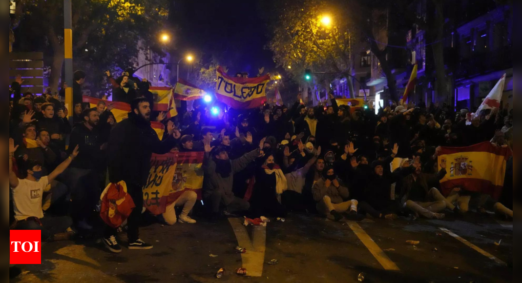 Les manifestations tournent au vinaigre : les manifestations tournent mal alors que la pression monte sur le gouvernement espagnol par intérim pour des négociations d’amnistie avec les Catalans