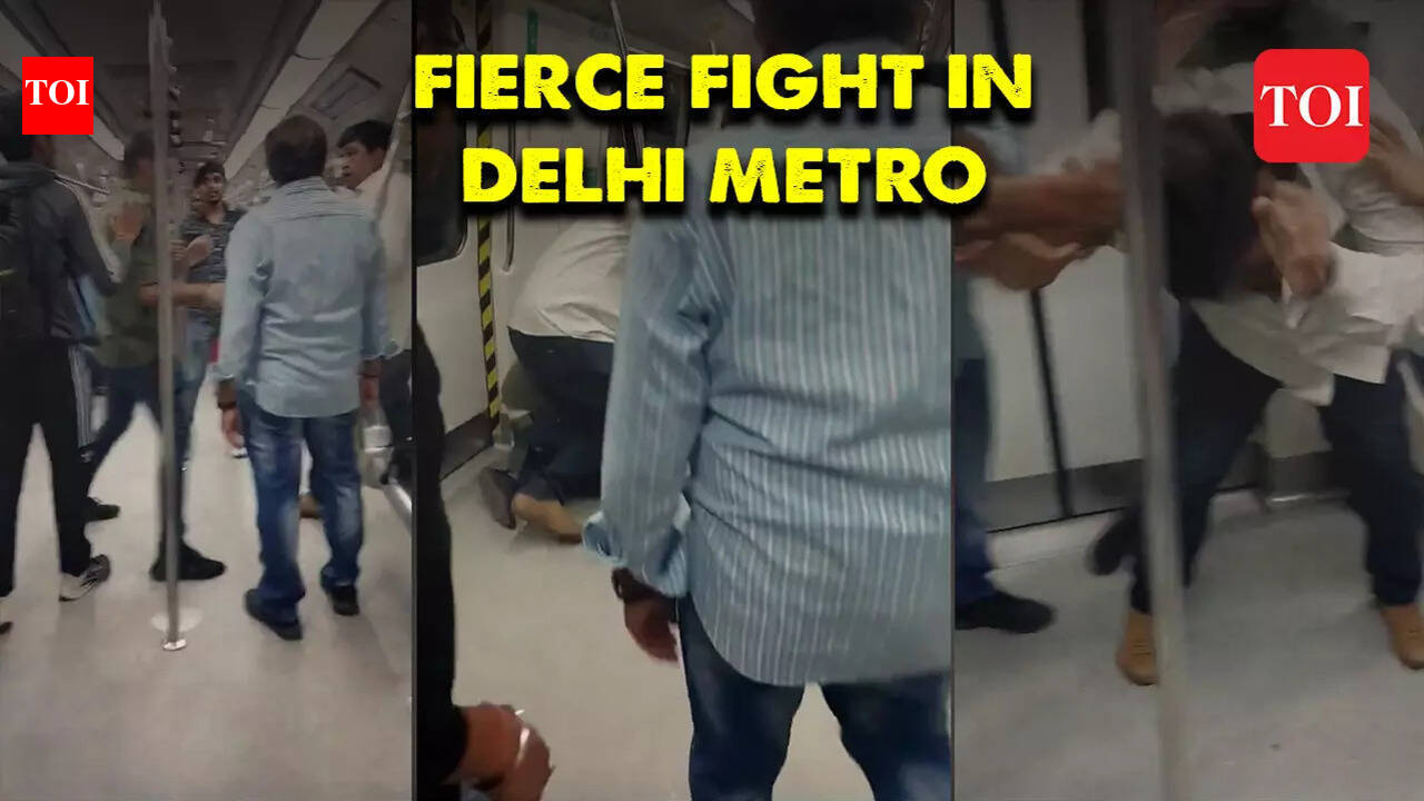 Fight breaks out between two passengers in Delhi Metro