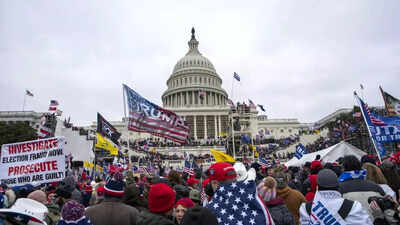 2 men accused of assaulting officers with flag pole, wasp spray during Capitol riot