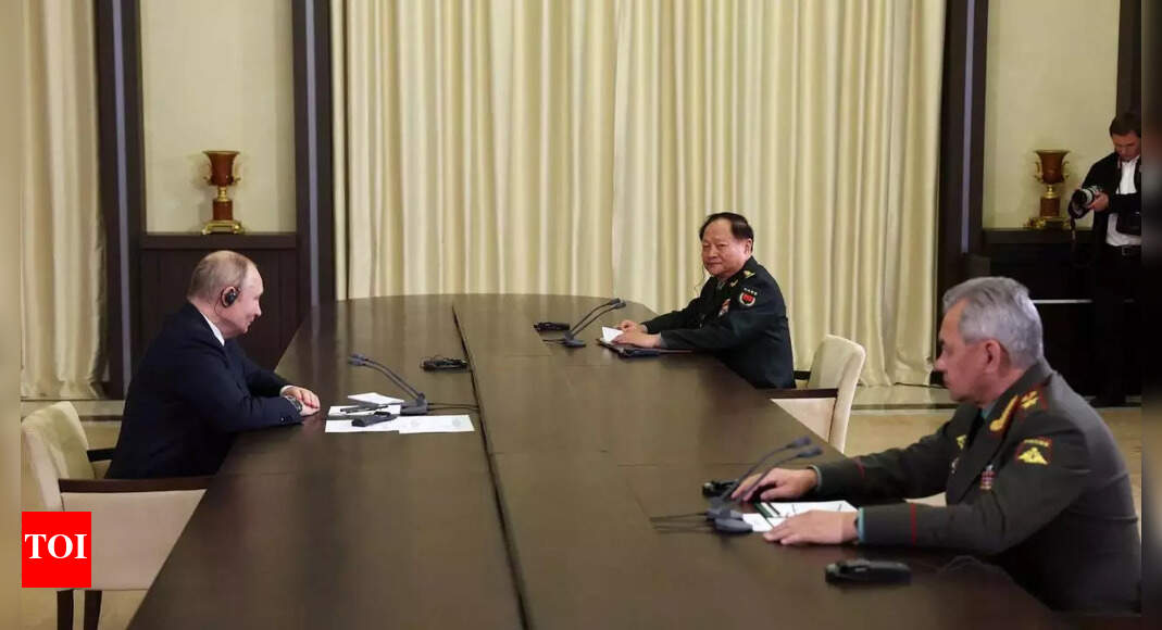 Putin: Russian President Vladimir Putin meets military top brass to ...