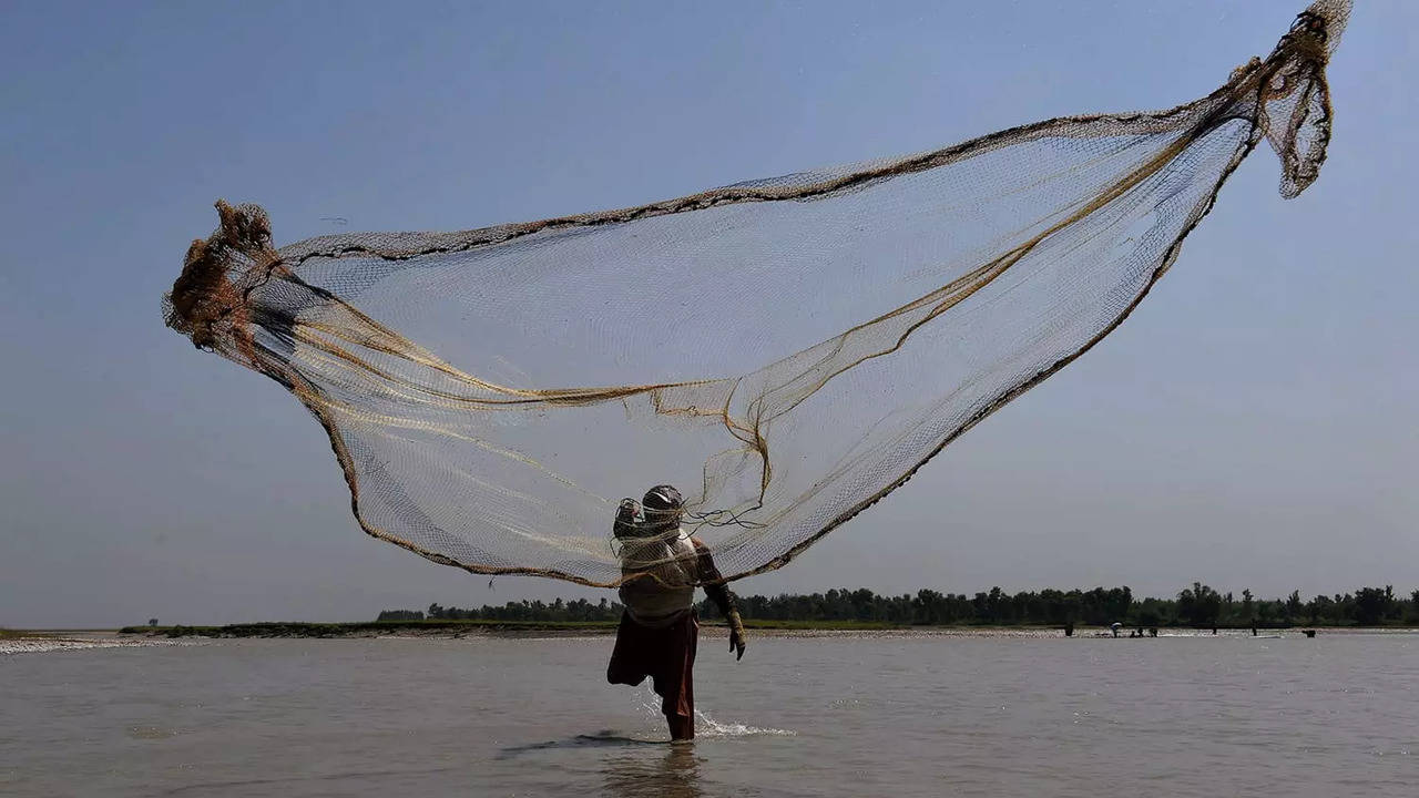 PAKISTAN_KARACHI_ Fishermen Spreading Fishing Net To Catch Fish To