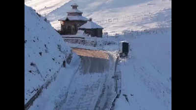 Jammu-Srinagar highway, Mughal Road shut as heavy snowfall hits high-altitude areas