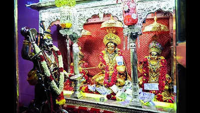 Devotees seek Annapurna blessings atKashi Vishwanath Dham on Diwali eve