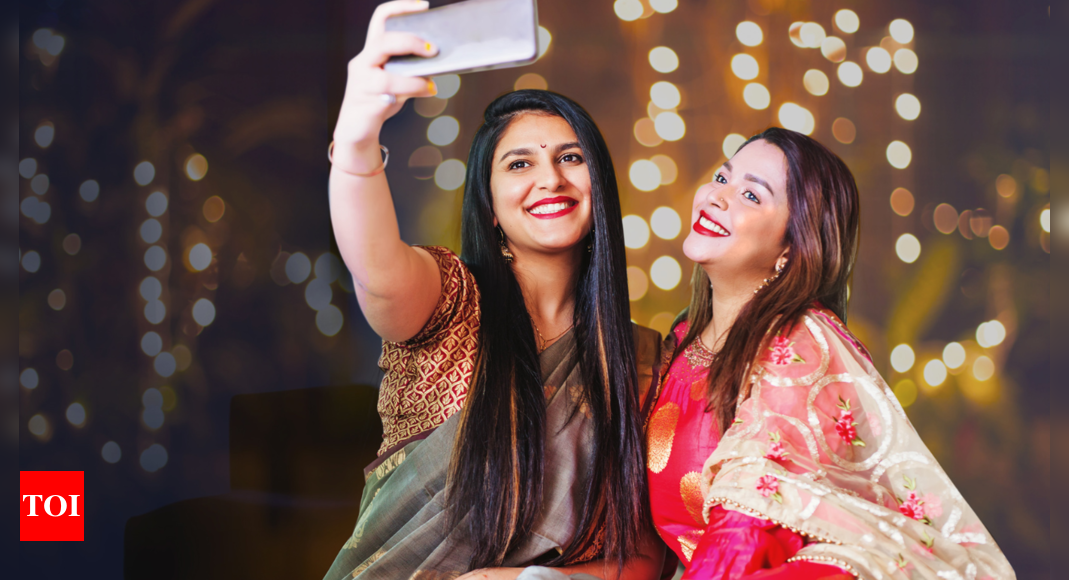Diwali 2021: Kareena Kapoor's Family Pic Is All About Love, Priyanka  Chopra-Nick Jonas Perform Lakshmi Puja, Karisma Kapoor Poses With Nephew  Jeh And More PICS INSIDE