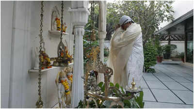 Pics: Amitabh Bachchan seeks blessings from the almighty on Diwali