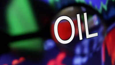 Oil wavers on weak demand outlook in US and China, Fed hedging