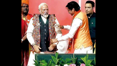 Family rule looting poor: Modi