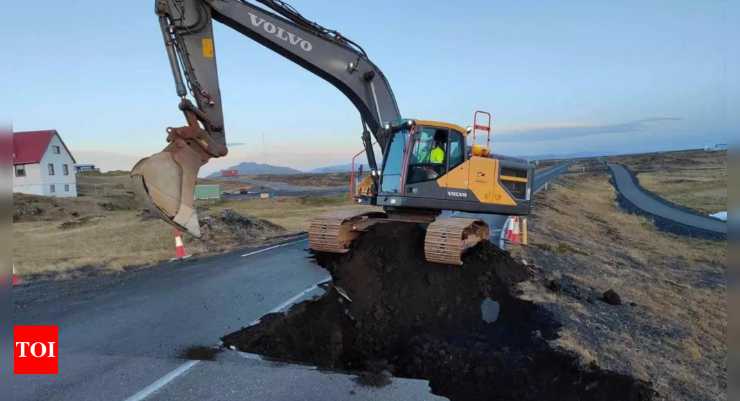 Iceland: ‘Like film 2012’: Earthquakes rip Iceland roads amid expected volcanic eruption