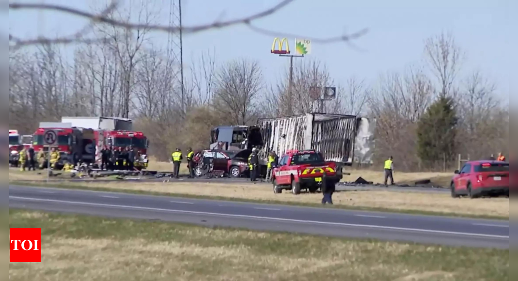 Ohio : 3 morts et 15 personnes hospitalisées dans un accident de bus transportant des étudiants et d’un camion sur l’autoroute de l’Ohio, selon des responsables