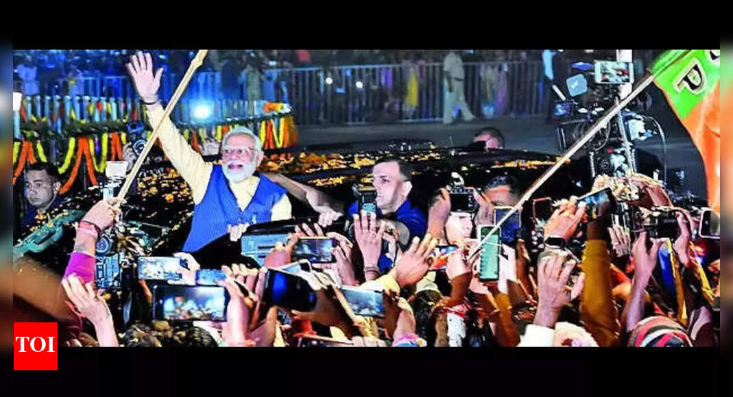 Rousing welcome for PM Modi as he lands in Ranchi | Ranchi News - Times ...