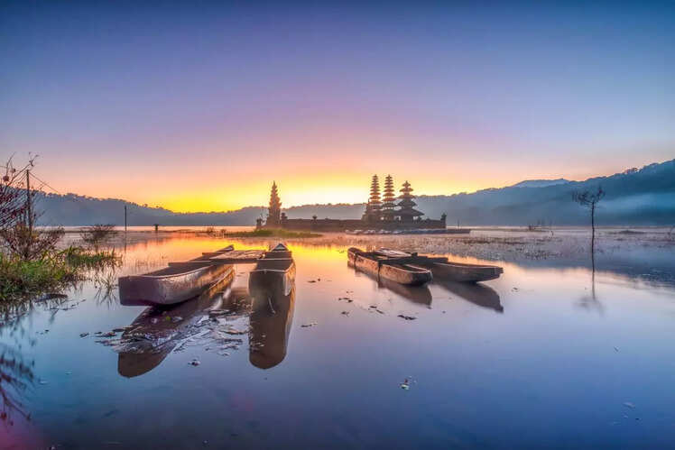 Sunrise at Tamblingan Lake