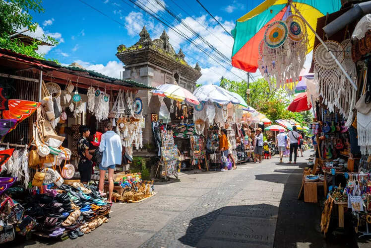Colourful handicraft shops in Ubud