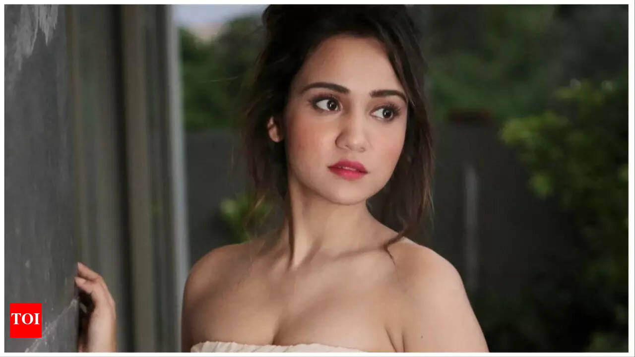 Meet actress Ashi Singh: I dont let the pressure of ratings affect me  because its beyond my control - Times of India
