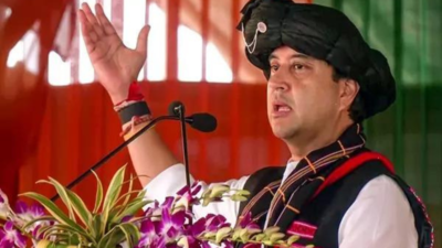 'Who weighs ability with height... hold a mirror up to yourself before teaching lesson on arrogance': Scindia to Priyanka Gandhi