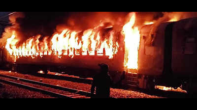 8 suffer burns as fire engulfs Darbhanga-bound train