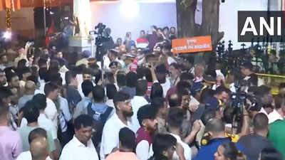Shiv Sena factions led by Ekanth Shinde and Uddhav Thackeray clash at Shivaji Park