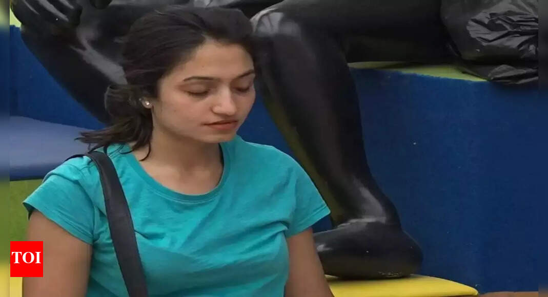 Throwback video of Vaishnavi's hilarious meditation moment in Bigg Boss