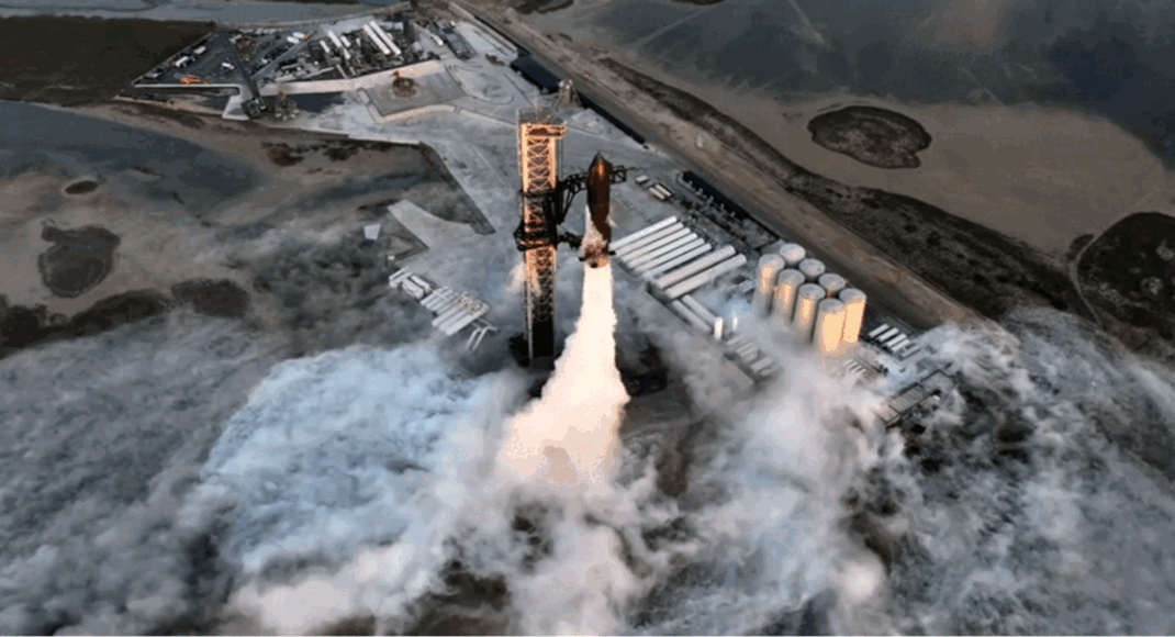 Le vaisseau spatial de SpaceX atteint l’espace avant d’exploser, le booster lourd se désintègre également ;  La Nasa félicite l’équipe