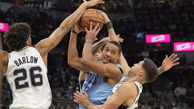 Memphis Grizzlies stage impressive 18-0 run in fourth quarter to overcome San Antonio Spurs