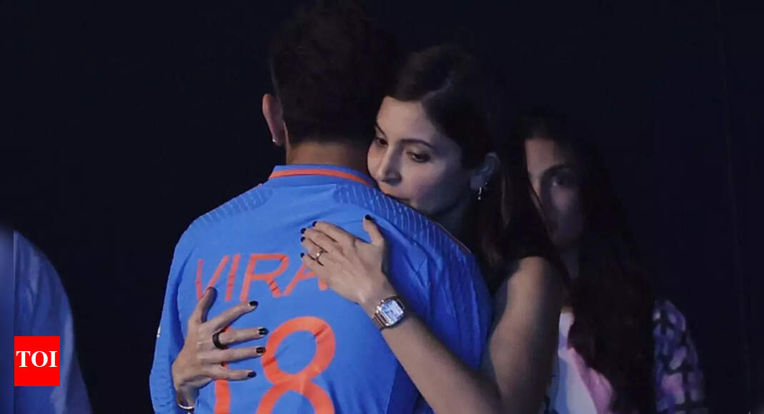 Netizens get emotional as Anushka Sharma hugs Virat Kohli after India’s defeat at the World Cup Finals, fans call her a ‘queen’ | Hindi Movie News – Times of India