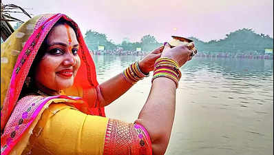 Devotees offer arghya to setting Sun on third day of Chhath puja